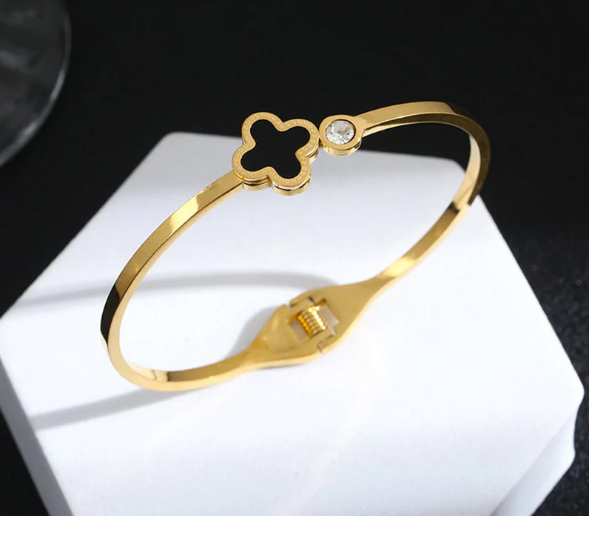 STAINLESS STEEL GOLD-PLATED BANGLE-STYLE ANTI TARNISH CLOVER BRACELET - GOLD